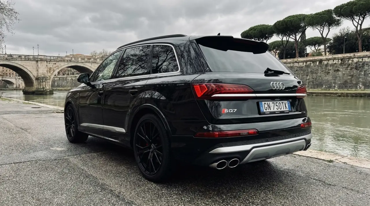 Audi SQ7 7seater 2023, Außenansicht — Sports Car Rental Germany, Germany. Sieben Plätze, souverän über jeden Alpenpass