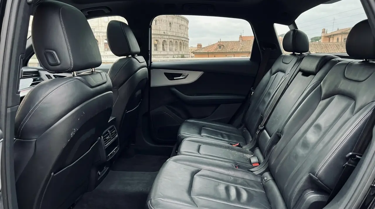 Audi SQ7 7seater 2023, Innenraum — Sports Car Rental Germany, Germany. Sieben Plätze, souverän über jeden Alpenpass