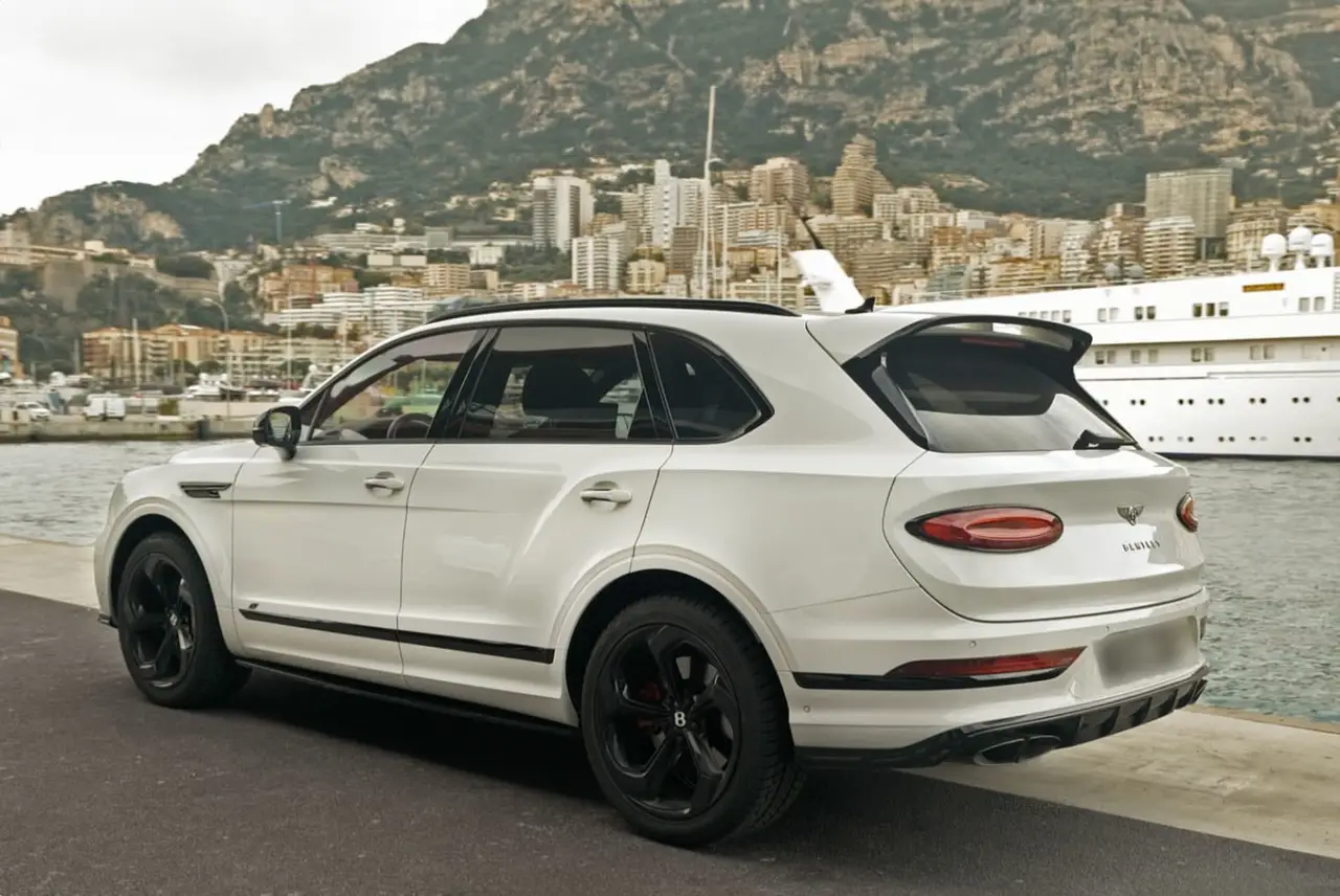 Bentley Bentayga V8-S 2024 — Sports Car Rental Germany, Germany. Comfort per lunghi transfer e famiglie in viaggio