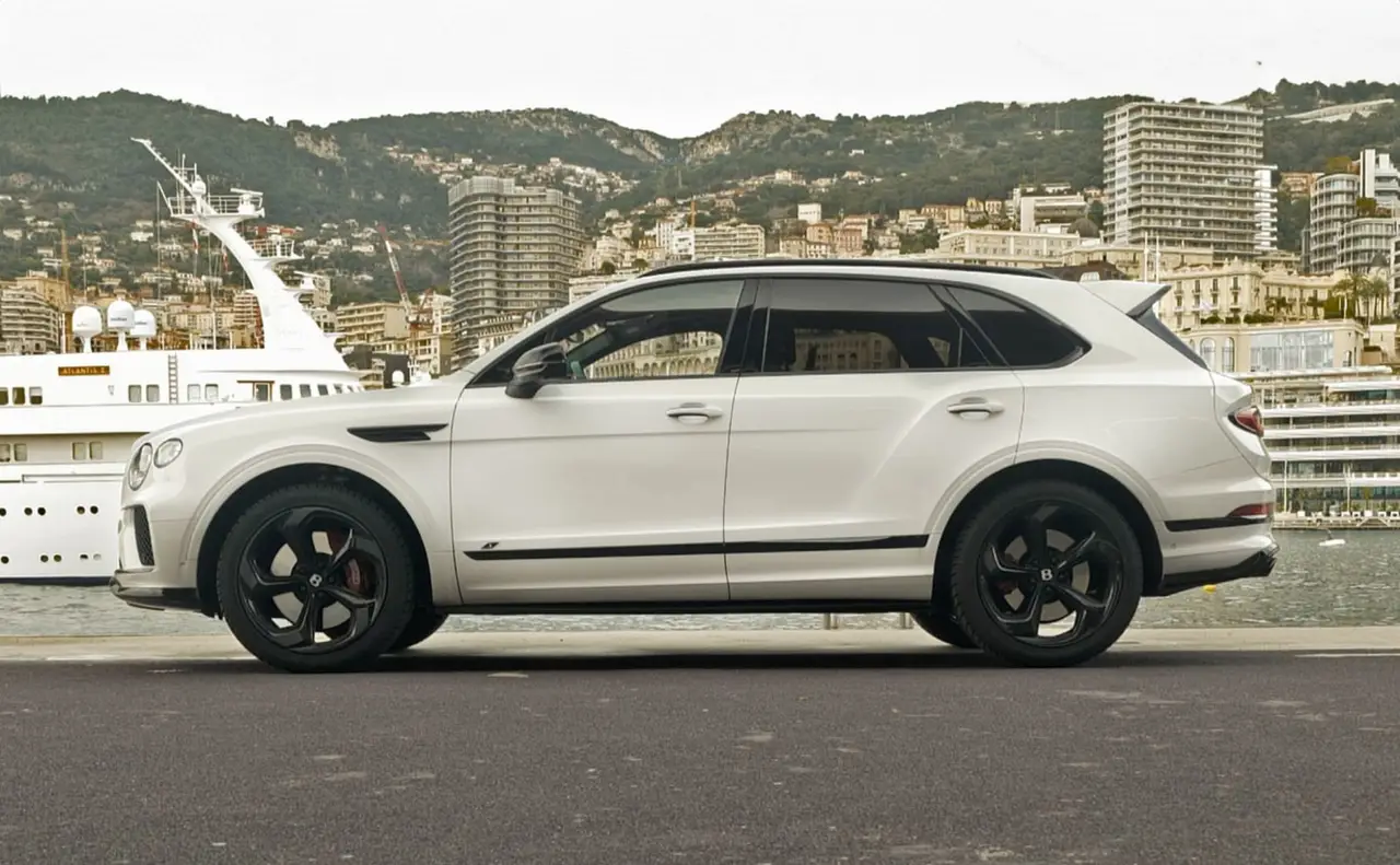 Bentley Bentayga V8-S 2024, esterno — Sports Car Rental Germany, Germany. Comfort per lunghi transfer e famiglie in viaggio