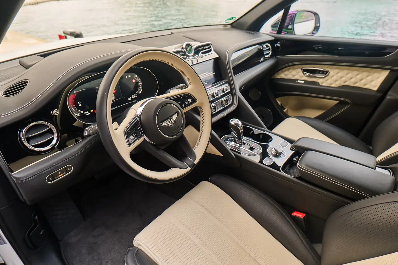 Bentley Bentayga V8-S 2024, vista posteriore — Sports Car Rental Germany, Germany. Comfort per lunghi transfer e famiglie in viaggio