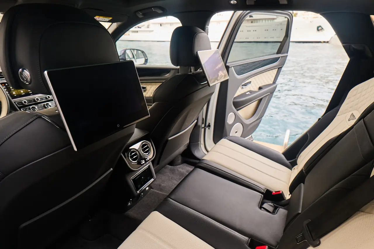 Bentley Bentayga V8-S 2024, interni — Sports Car Rental Germany, Germany. Comfort per lunghi transfer e famiglie in viaggio