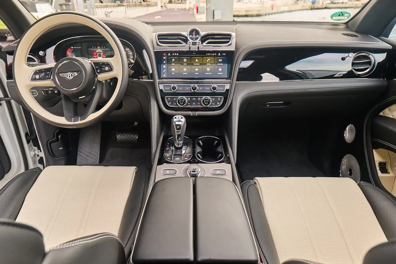 Bentley Bentayga V8-S 2024, cruscotto — Sports Car Rental Germany, Germany. Comfort per lunghi transfer e famiglie in viaggio