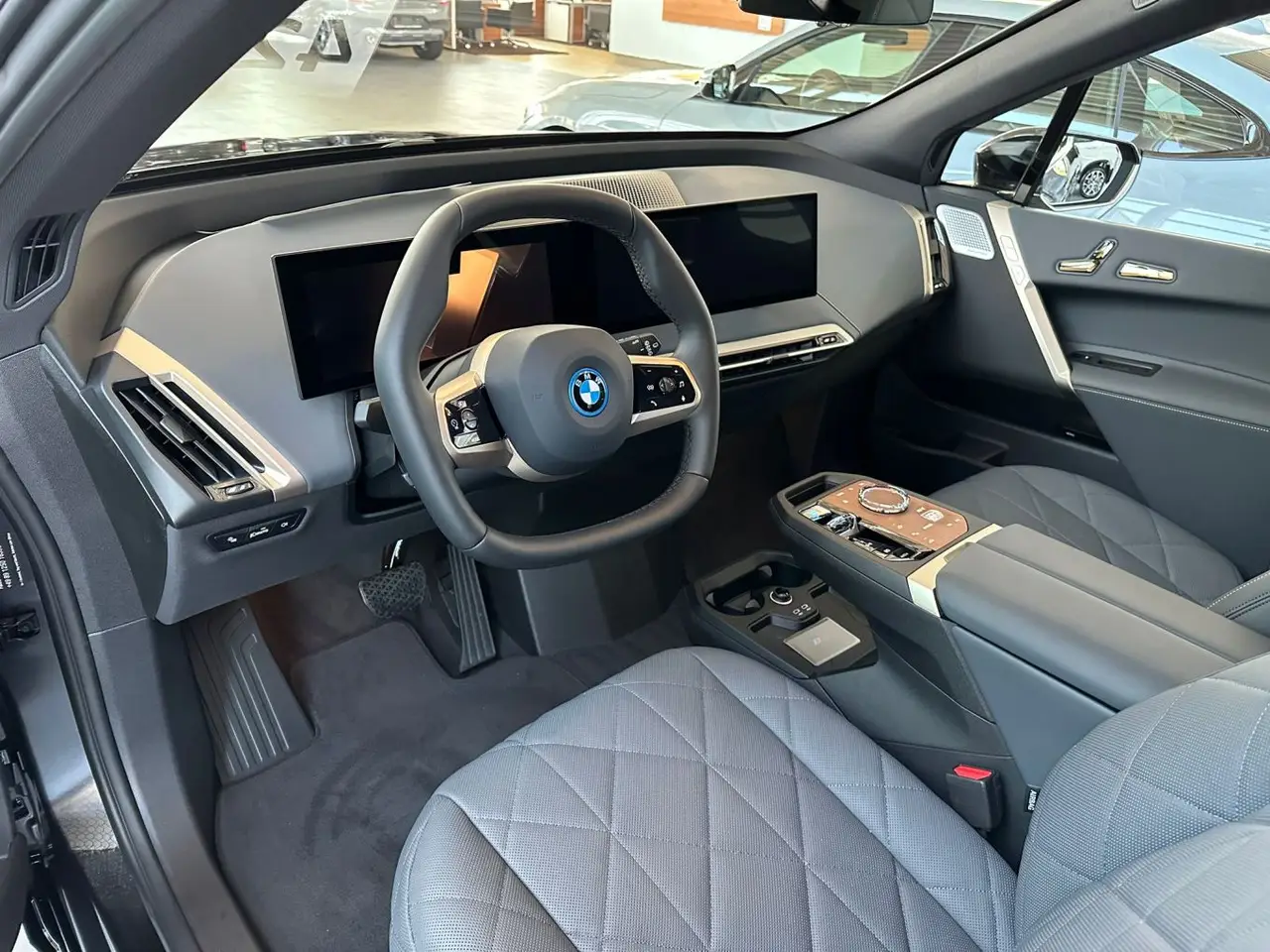 BMW IX M60 2023, Außenansicht — Sports Car Rental Germany, Germany. Elektrisch vorfahren, leise ankommen, sofort überzeugen