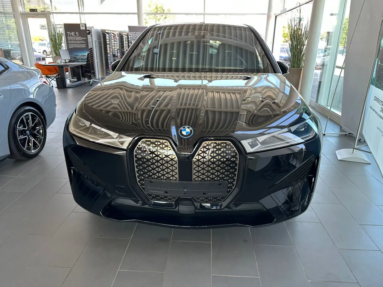 BMW IX M60 2023, Frontansicht — Sports Car Rental Germany, Germany. Elektrisch vorfahren, leise ankommen, sofort überzeugen