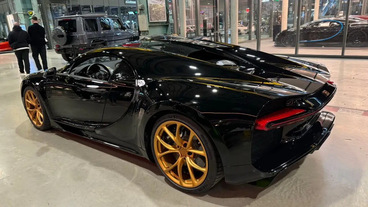 Bugatti Chiron 110 Ani 2019, vista frontale — Sports Car Rental Germany, Germany. Velocità pura sulle autostrade tedesche senza limiti