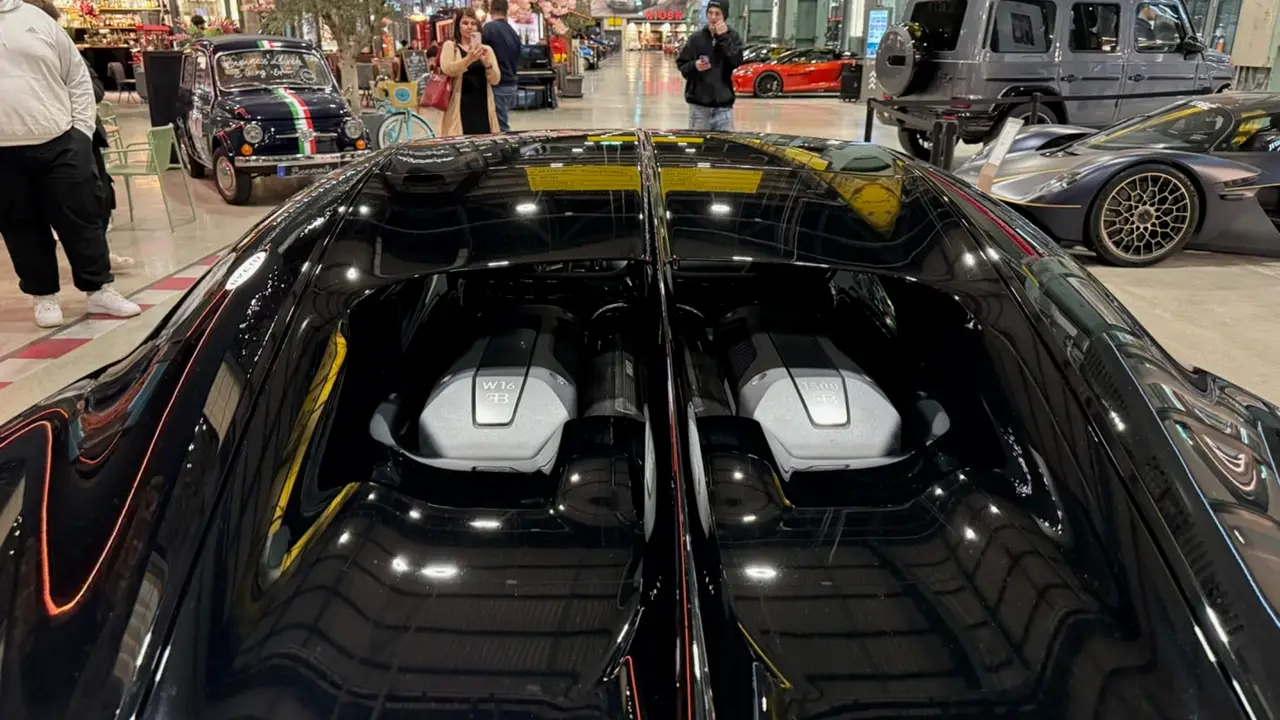 Bugatti Chiron 110 Ani 2019, vista posteriore — Sports Car Rental Germany, Germany. Velocità pura sulle autostrade tedesche senza limiti