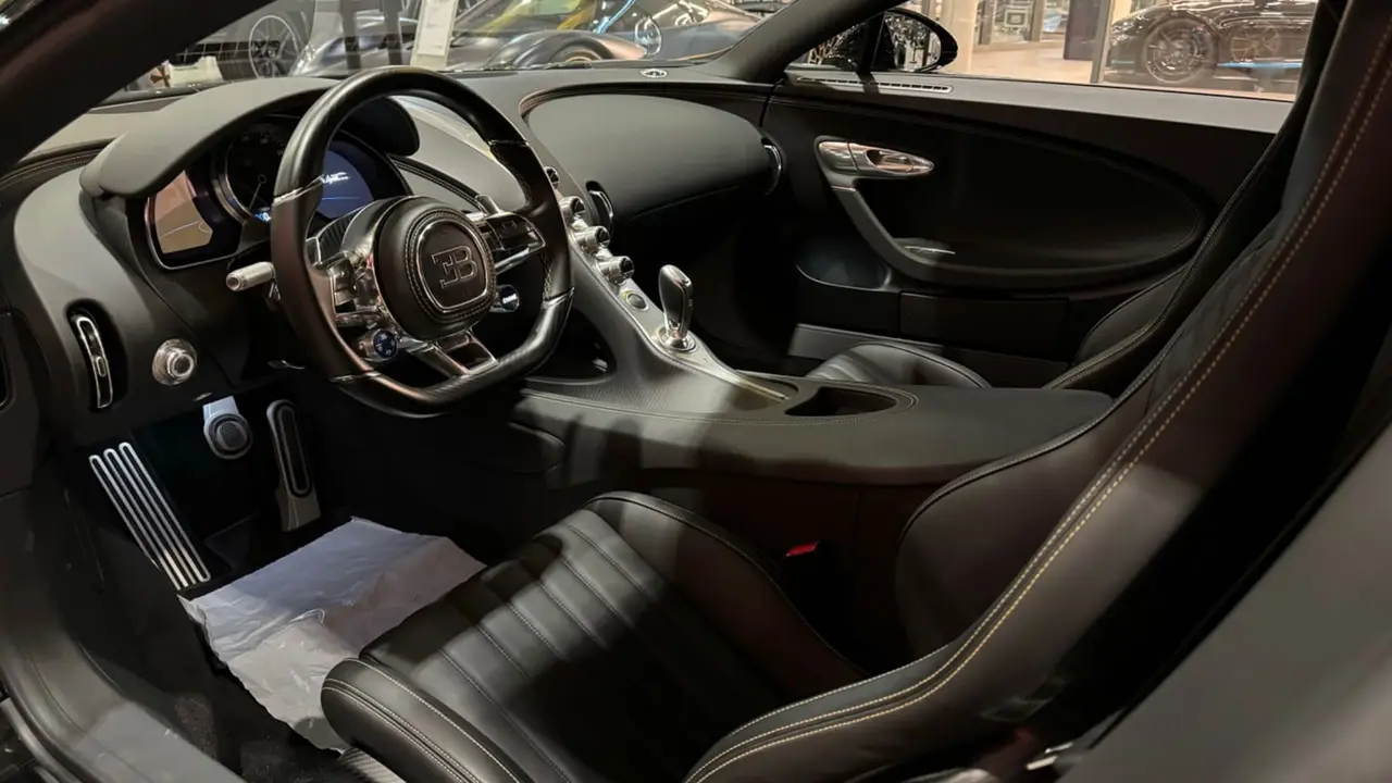 Bugatti Chiron 110 Ani 2019, interni — Sports Car Rental Germany, Germany. Velocità pura sulle autostrade tedesche senza limiti