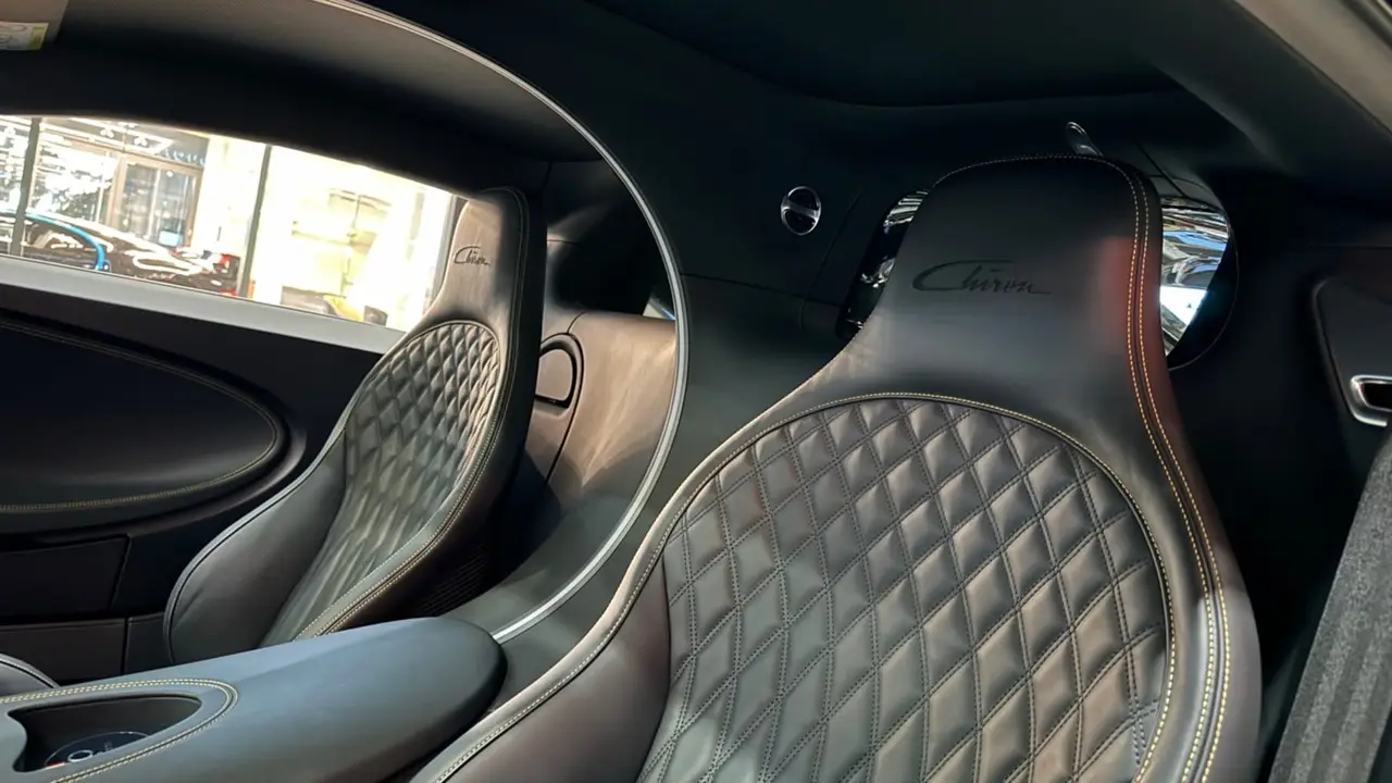 Bugatti Chiron 110 Ani 2019, cruscotto — Sports Car Rental Germany, Germany. Velocità pura sulle autostrade tedesche senza limiti