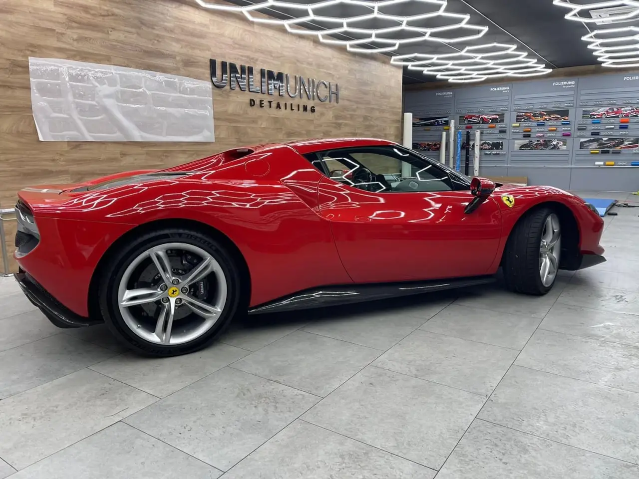 Ferrari 296 GTB 2023, Innenraum — Sports Car Rental Germany, Germany. 830 PS für kurvige Alpenpässe und leise Ankünfte