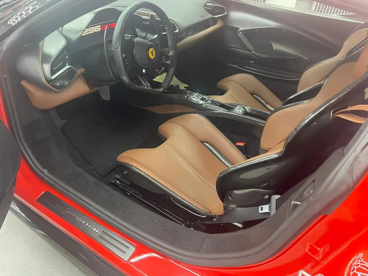 Ferrari 296 GTB 2023, Armaturenbrett — Sports Car Rental Germany, Germany. 830 PS für kurvige Alpenpässe und leise Ankünfte