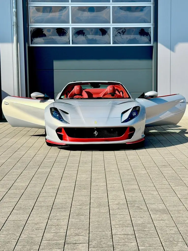 Ferrari 812 GTS 2024, Außenansicht — Sports Car Rental Germany, Germany. Offenes Fahren für kurvige Landstraßen bei Sonnenuntergang