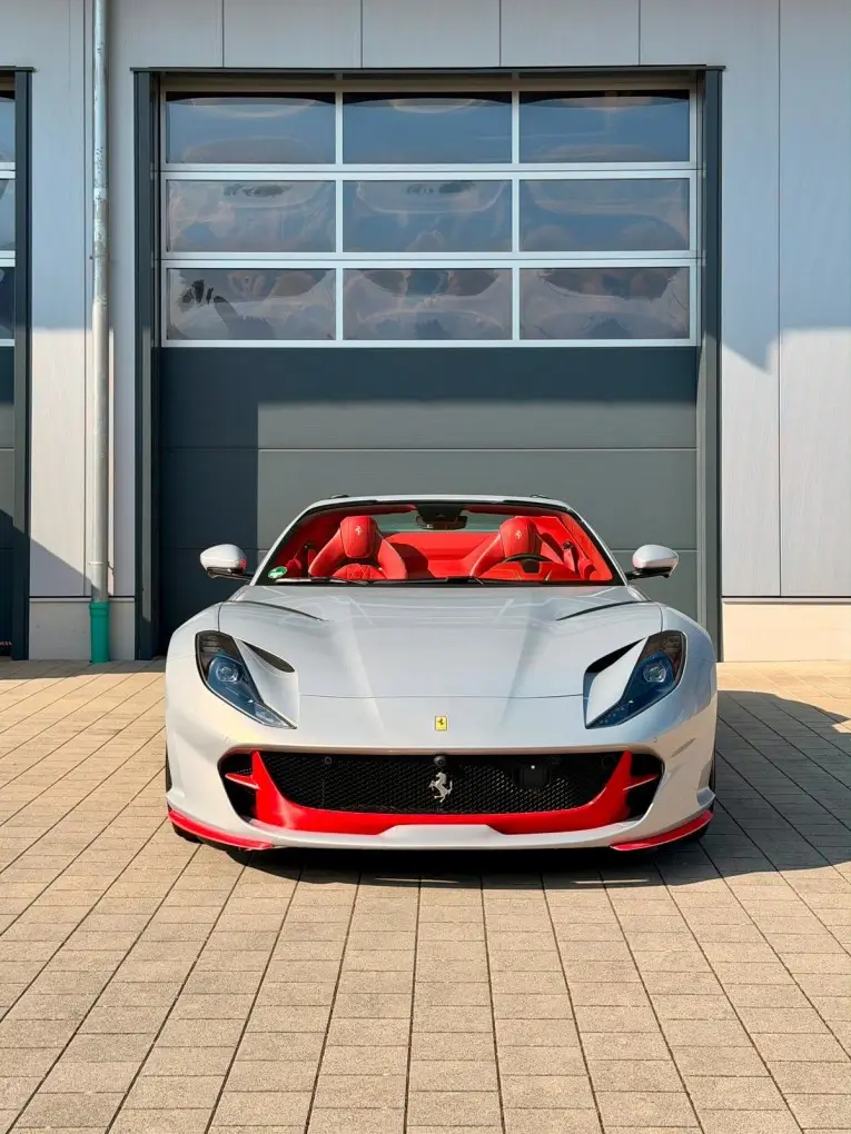 Ferrari 812 GTS 2024, Frontansicht — Sports Car Rental Germany, Germany. Offenes Fahren für kurvige Landstraßen bei Sonnenuntergang