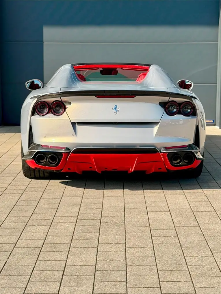 Ferrari 812 GTS 2024, Heckansicht — Sports Car Rental Germany, Germany. Offenes Fahren für kurvige Landstraßen bei Sonnenuntergang