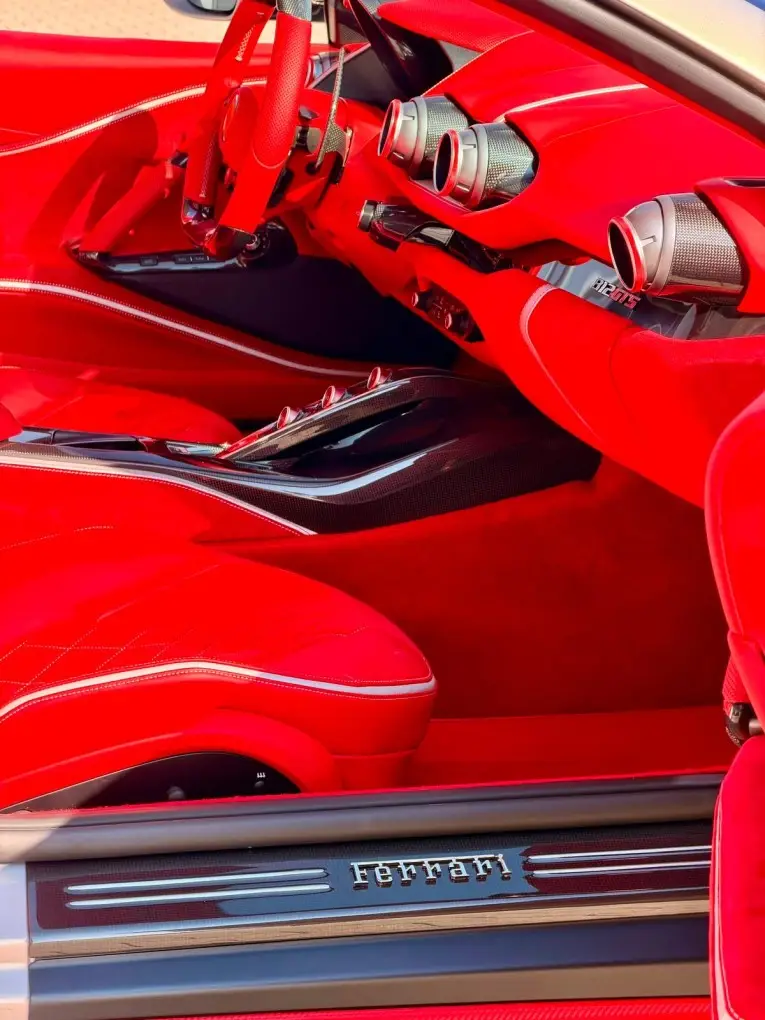 Ferrari 812 GTS 2024, Innenraum — Sports Car Rental Germany, Germany. Offenes Fahren für kurvige Landstraßen bei Sonnenuntergang