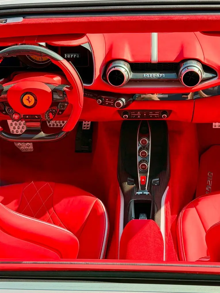 Ferrari 812 GTS 2024, Armaturenbrett — Sports Car Rental Germany, Germany. Offenes Fahren für kurvige Landstraßen bei Sonnenuntergang