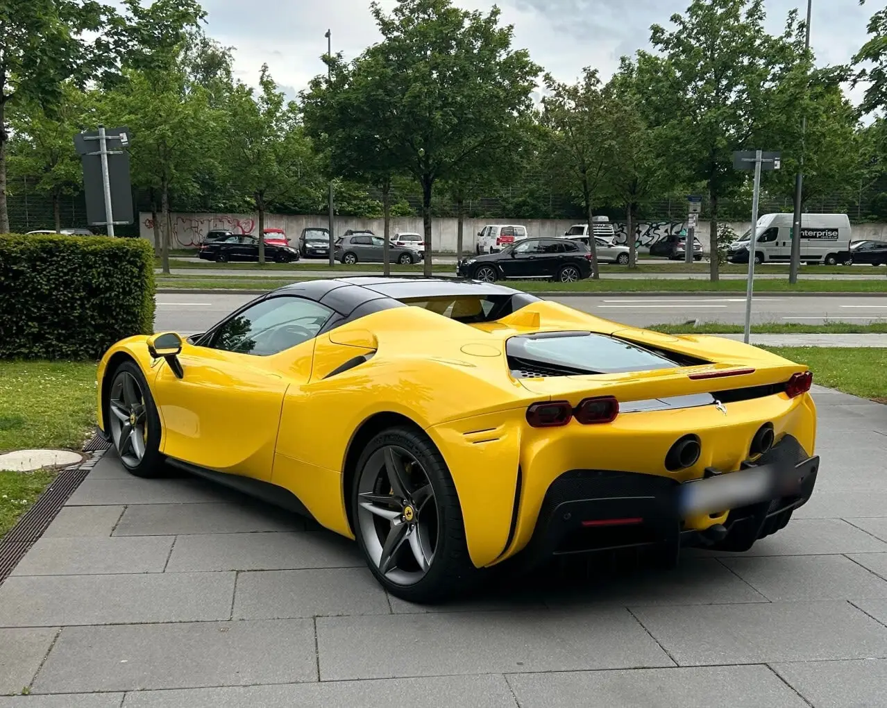 Ferrari SF90 Spider 2024, Frontansicht — Sports Car Rental Germany, Germany. 986 PS für Pässe, Kurven und stille Landstraßen