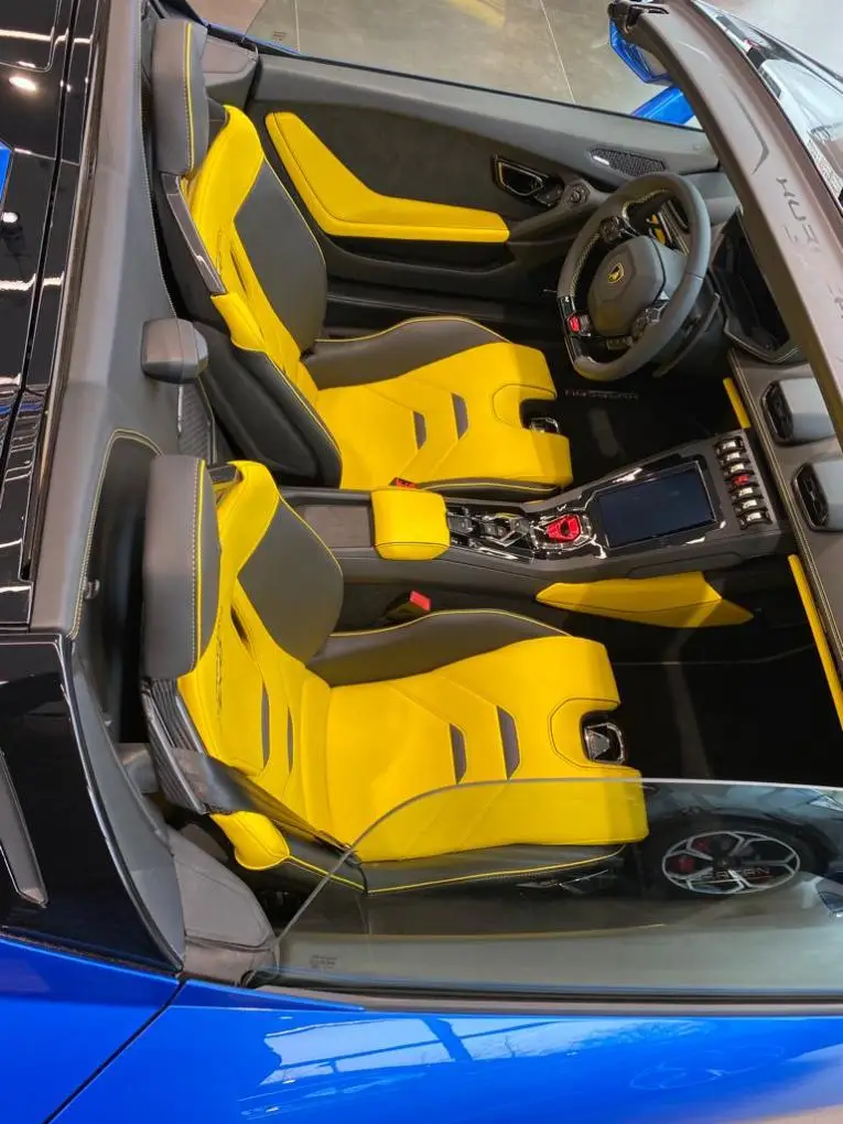 Lamborghini Huracan Evo Spyder 2022, Außenansicht — Sports Car Rental Germany, Germany. Offenes Fahrgefühl für kurvenreiche Passstraßen bei Sonnenuntergang