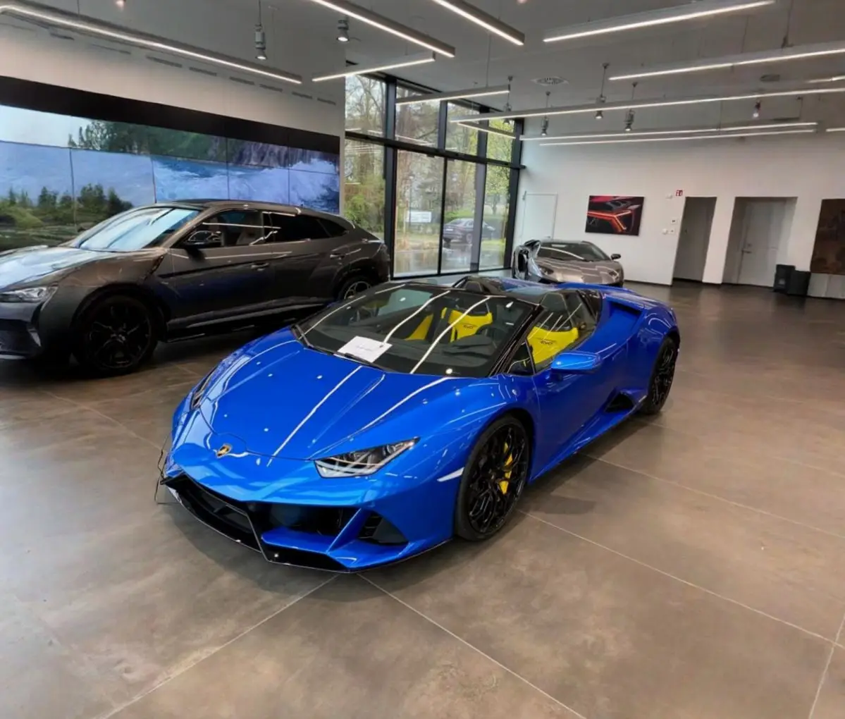 Lamborghini Huracan Evo Spyder 2022 — Sports Car Rental Germany, Germany. Offenes Fahrgefühl für kurvenreiche Passstraßen bei Sonnenuntergang