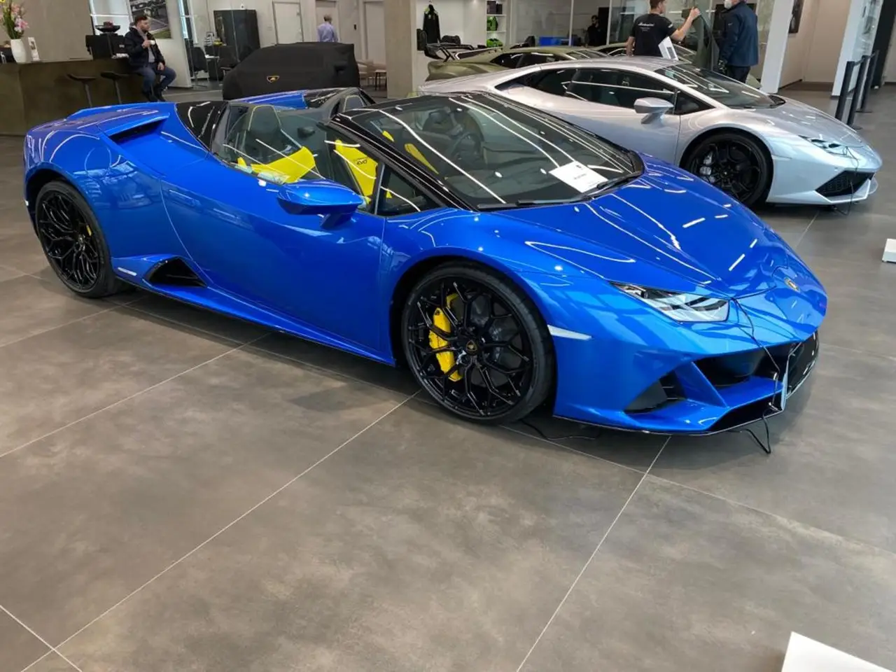 Lamborghini Huracan Evo Spyder 2022, Frontansicht — Sports Car Rental Germany, Germany. Offenes Fahrgefühl für kurvenreiche Passstraßen bei Sonnenuntergang