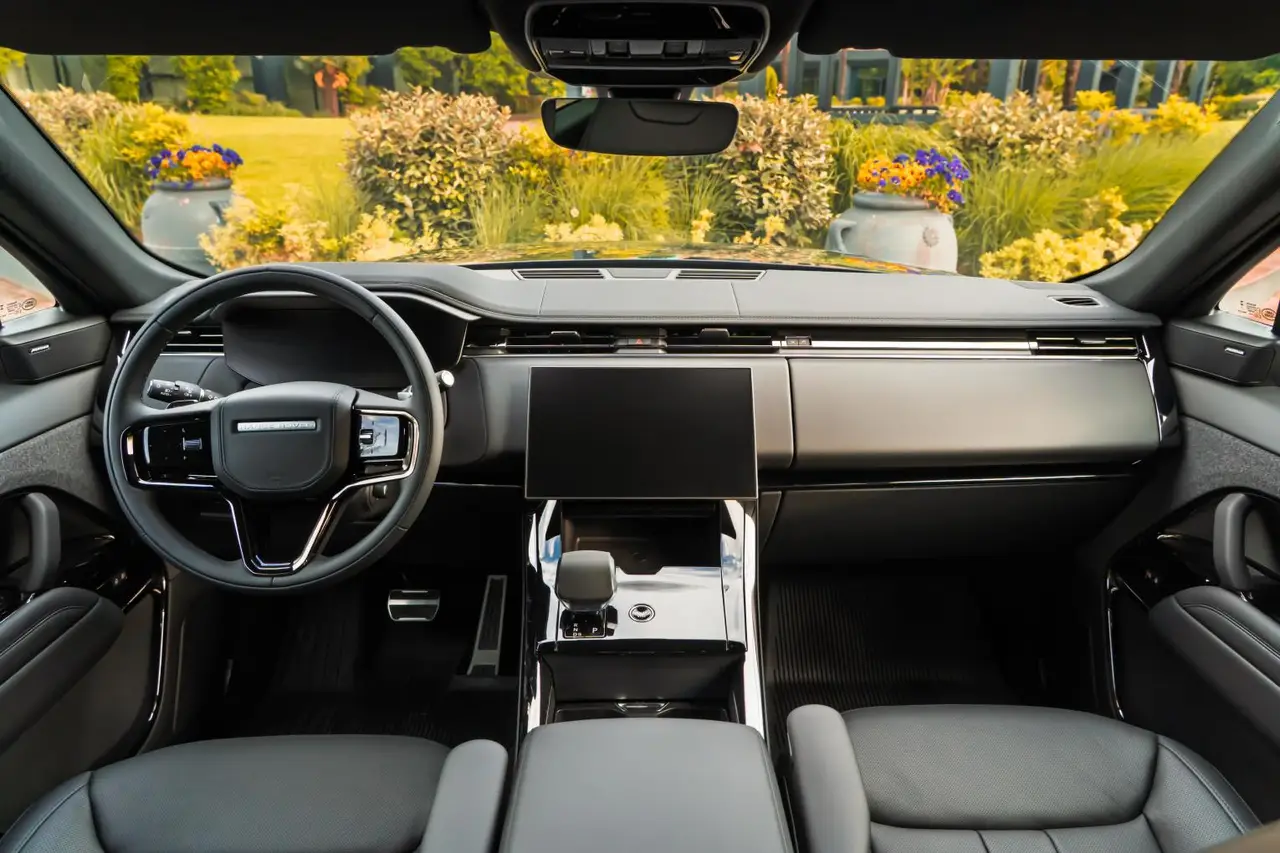 Land Rover Range Rover Sport Dynamic SE 2025, Außenansicht — Sports Car Rental Germany, Germany. Souverän über Alpenpässe, ruhig zur Chalet-Ankunft