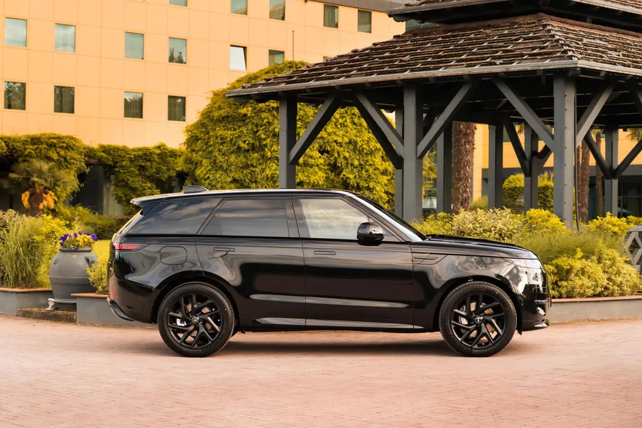 Land Rover Range Rover Sport Dynamic SE 2025 — Sports Car Rental Germany, Germany. Souverän über Alpenpässe, ruhig zur Chalet-Ankunft