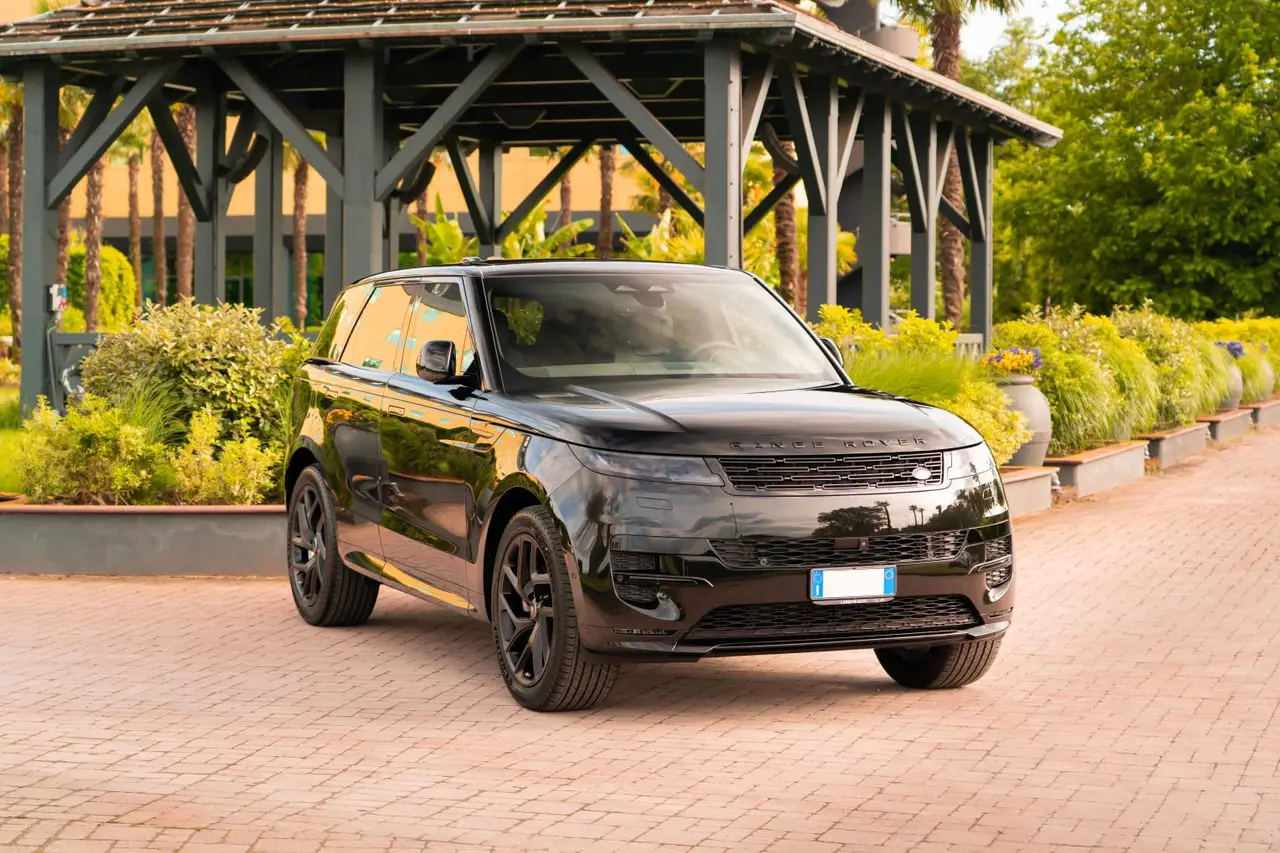 Land Rover Range Rover Sport Dynamic SE 2025, Frontansicht — Sports Car Rental Germany, Germany. Souverän über Alpenpässe, ruhig zur Chalet-Ankunft