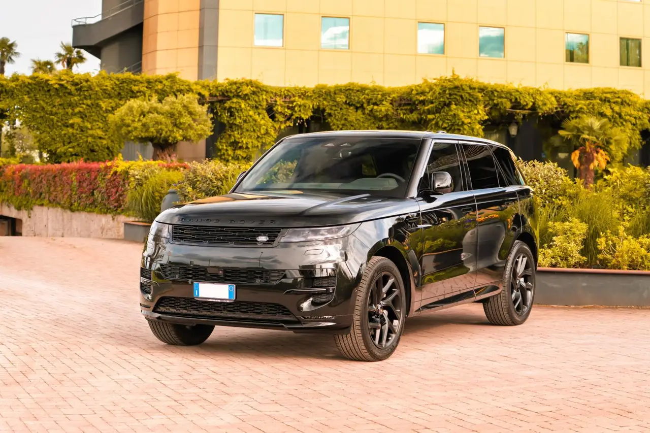 Land Rover Range Rover Sport Dynamic SE 2025, Heckansicht — Sports Car Rental Germany, Germany. Souverän über Alpenpässe, ruhig zur Chalet-Ankunft