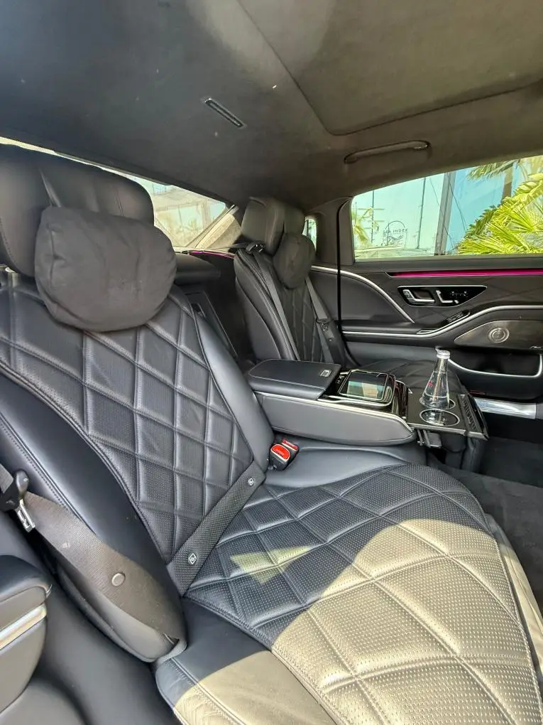 Maybach S580 2023, салон — Sports Car Rental Germany, Germany. Тихий салон для встречи важных гостей аэропорта