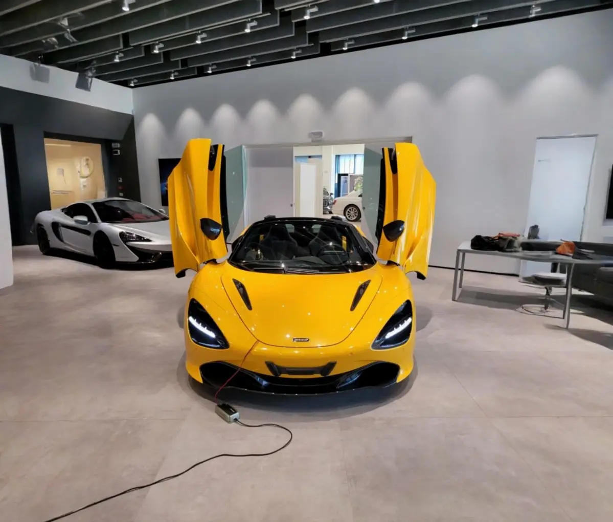McLaren 720S Spider 2022, Außenansicht — Sports Car Rental Germany, Germany. Offenes Fahrgefühl auf kurvigen Pässen bei Sonnenuntergang