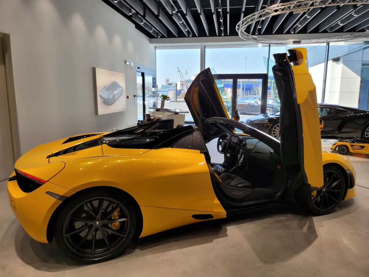 McLaren 720S Spider 2022, Frontansicht — Sports Car Rental Germany, Germany. Offenes Fahrgefühl auf kurvigen Pässen bei Sonnenuntergang