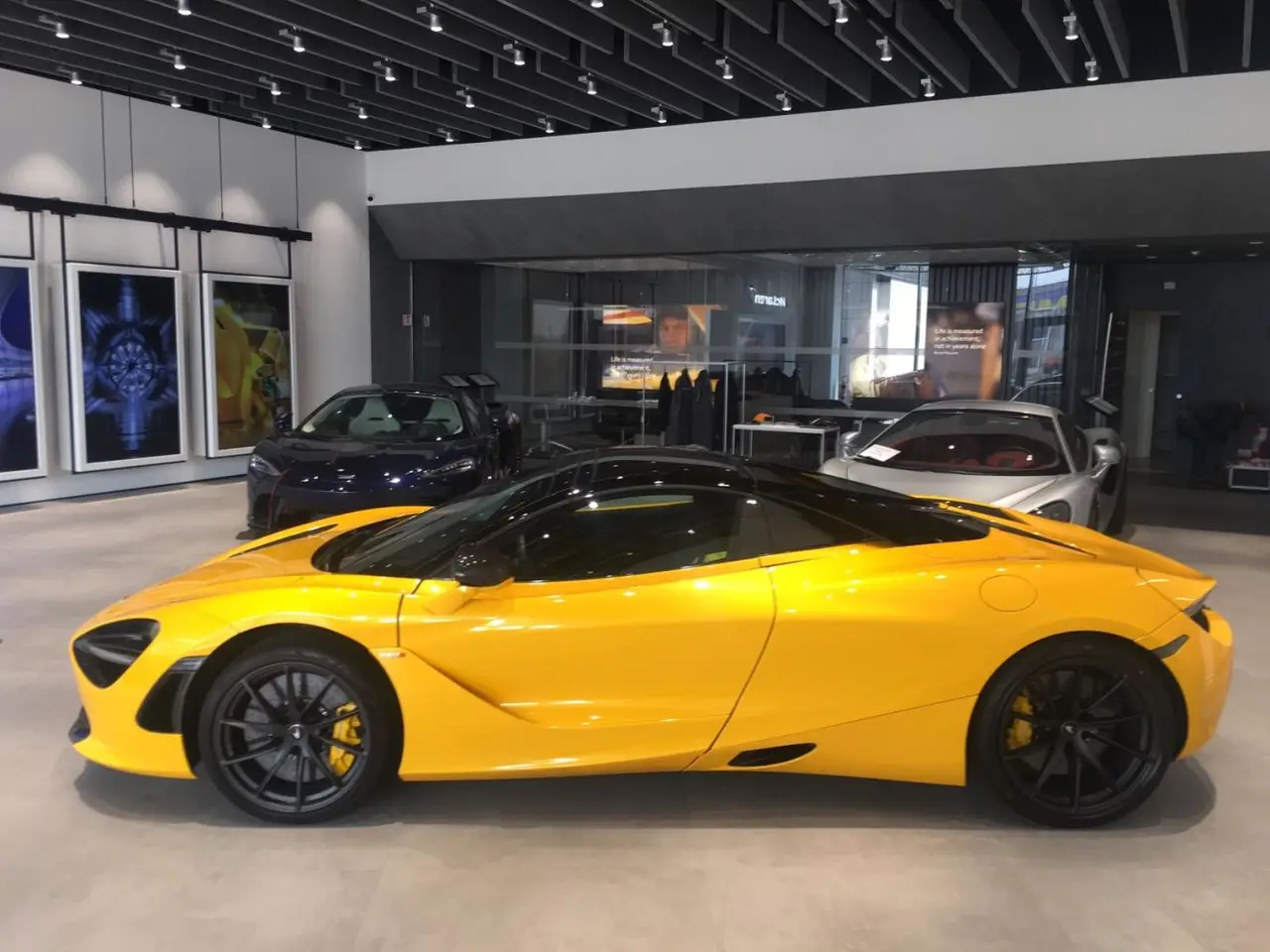 McLaren 720S Spider 2022, Heckansicht — Sports Car Rental Germany, Germany. Offenes Fahrgefühl auf kurvigen Pässen bei Sonnenuntergang