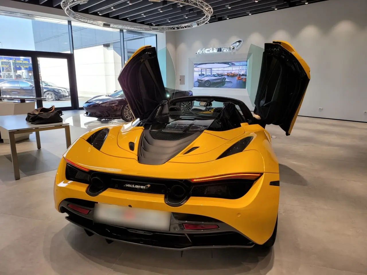 McLaren 720S Spider 2022, Innenraum — Sports Car Rental Germany, Germany. Offenes Fahrgefühl auf kurvigen Pässen bei Sonnenuntergang