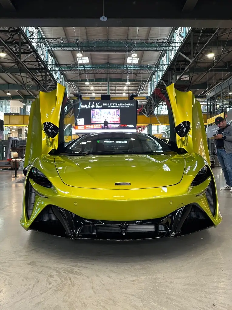 McLaren Artura Spider 2024, Außenansicht — Sports Car Rental Germany, Germany. Kurvenreiche Alpenpässe, offenes Dach, Hybridkraft pur