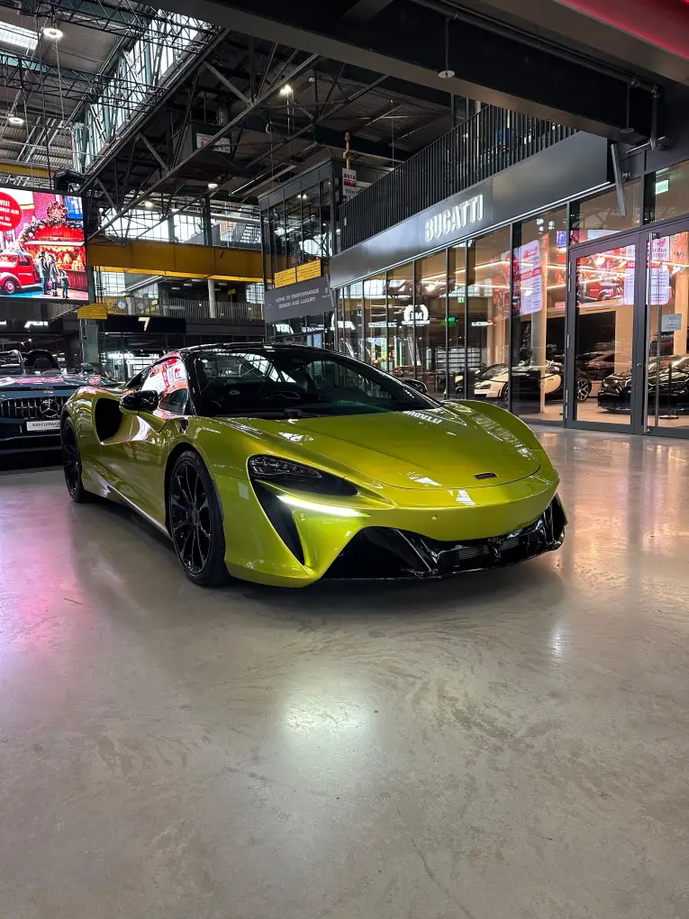 McLaren Artura Spider 2024, Frontansicht — Sports Car Rental Germany, Germany. Kurvenreiche Alpenpässe, offenes Dach, Hybridkraft pur