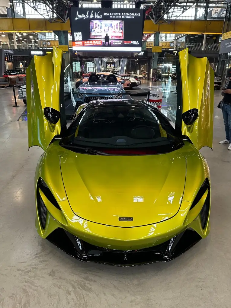 McLaren Artura Spider 2024, Heckansicht — Sports Car Rental Germany, Germany. Kurvenreiche Alpenpässe, offenes Dach, Hybridkraft pur
