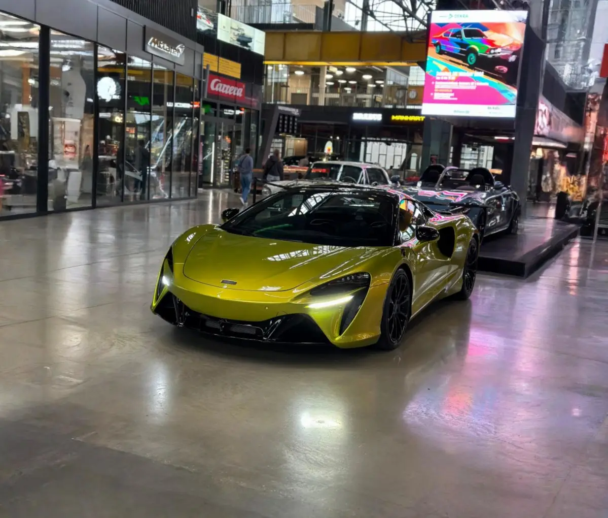 McLaren Artura Spider 2024, Innenraum — Sports Car Rental Germany, Germany. Kurvenreiche Alpenpässe, offenes Dach, Hybridkraft pur