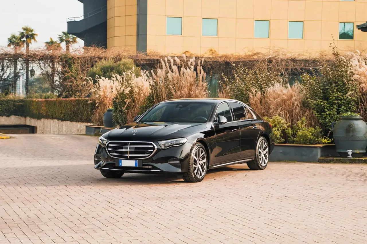 Mercedes Benz E-klasse 220d Premium Plus 2026, Außenansicht — Sports Car Rental Germany, Germany. Ruhiger Begleiter für lange Strecken und Flughafentransfers