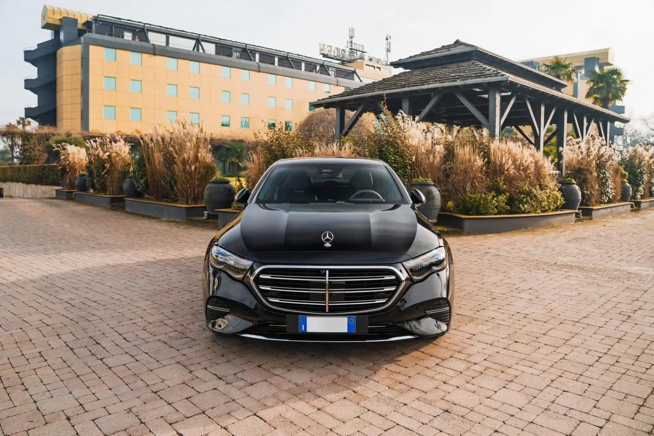 Mercedes Benz E-klasse 220d Premium Plus 2026, Frontansicht — Sports Car Rental Germany, Germany. Ruhiger Begleiter für lange Strecken und Flughafentransfers
