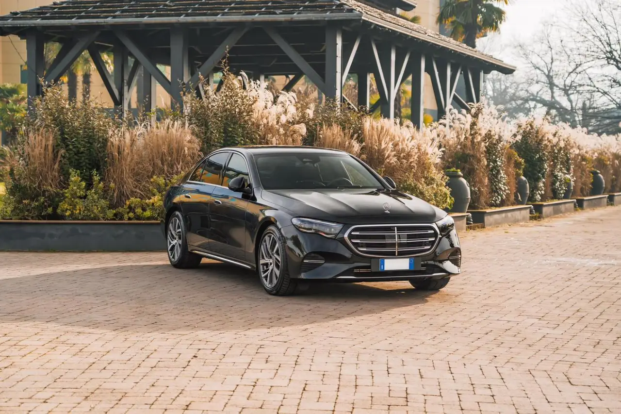 Mercedes Benz E-klasse 220d Premium Plus 2026, Heckansicht — Sports Car Rental Germany, Germany. Ruhiger Begleiter für lange Strecken und Flughafentransfers