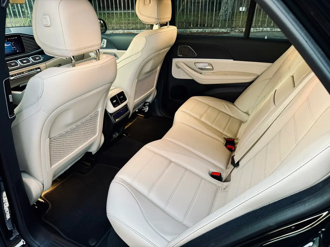 Mercedes Benz GLS Maybach 2022, вид спереди — Sports Car Rental Germany, Germany. Комфортный трансфер для семьи в дальней дороге