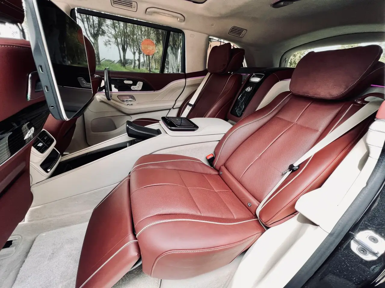 Mercedes Benz GLS Maybach 2022, салон — Sports Car Rental Germany, Germany. Комфортный трансфер для семьи в дальней дороге