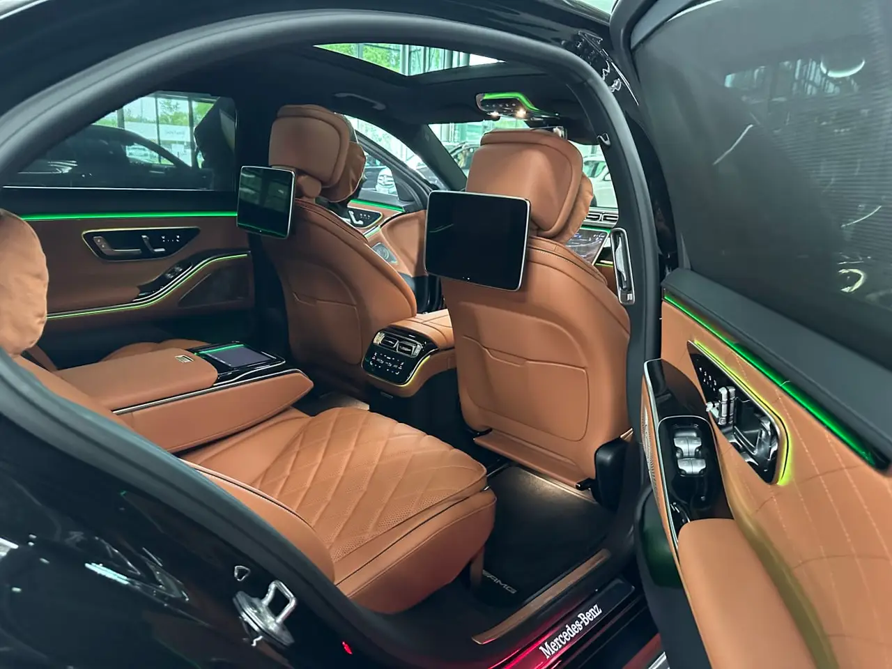 Mercedes Benz S-klasse S400 Long 4-Matic 2023, dashboard — Sports Car Rental Germany, Germany. Effortless airport transfers with boardroom calm on arrival