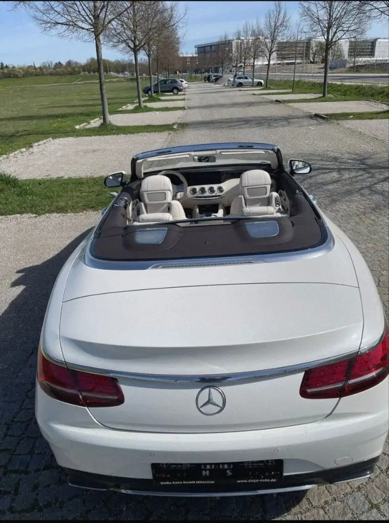 Mercedes Benz S560 Cabrio 2021, вид спереди — Sports Car Rental Germany, Germany. Открытый верх для вечерних поездок по автобанам