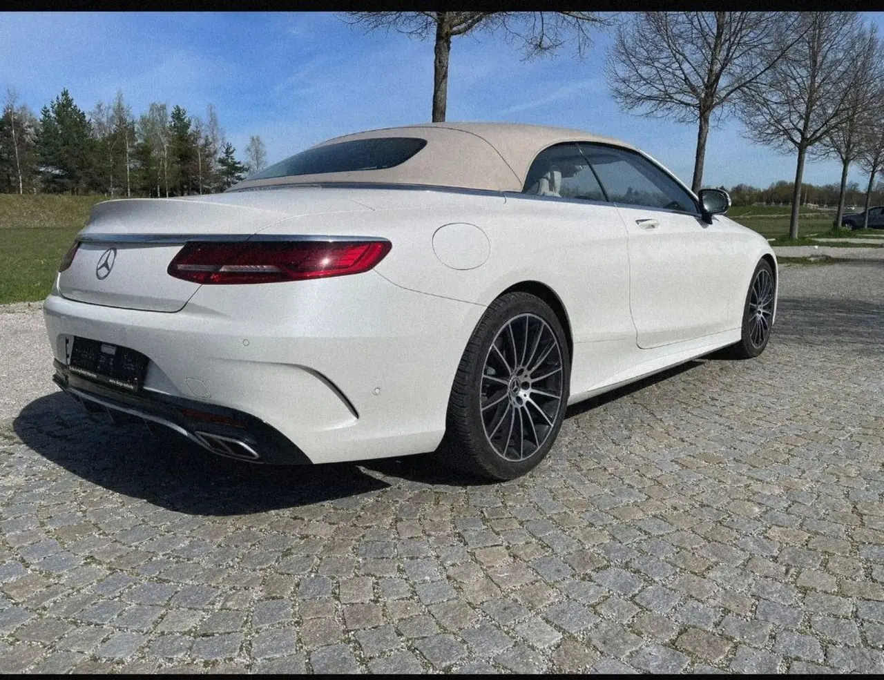 Mercedes Benz S560 Cabrio 2021, вид сзади — Sports Car Rental Germany, Germany. Открытый верх для вечерних поездок по автобанам