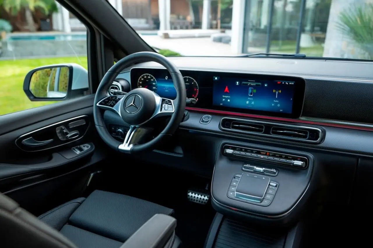 Mercedes Benz V300 8 seats 2025, Armaturenbrett — Sports Car Rental Germany, Germany. Platz für acht, Komfort auf jedem Firmentransfer