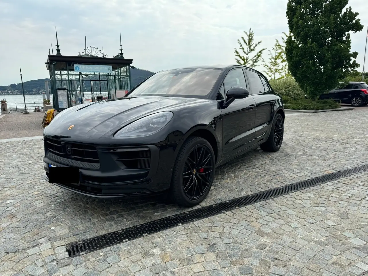 Porsche Macan GTS 2024, Heckansicht — Sports Car Rental Germany, Germany. Kurvenreiche Alpenpässe, souverän gemeistert bei jeder Fahrt
