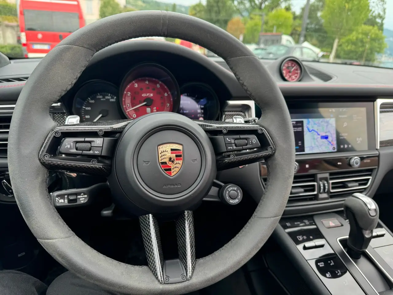 Porsche Macan GTS 2024, Innenraum — Sports Car Rental Germany, Germany. Kurvenreiche Alpenpässe, souverän gemeistert bei jeder Fahrt