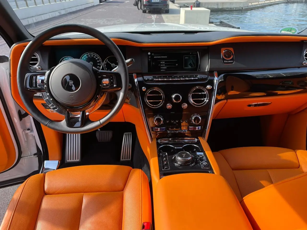 Rolls-Royce Cullinan 2022, вид спереди — Sports Car Rental Germany, Germany. Тихий комфорт для трансфера из аэропорта в отель