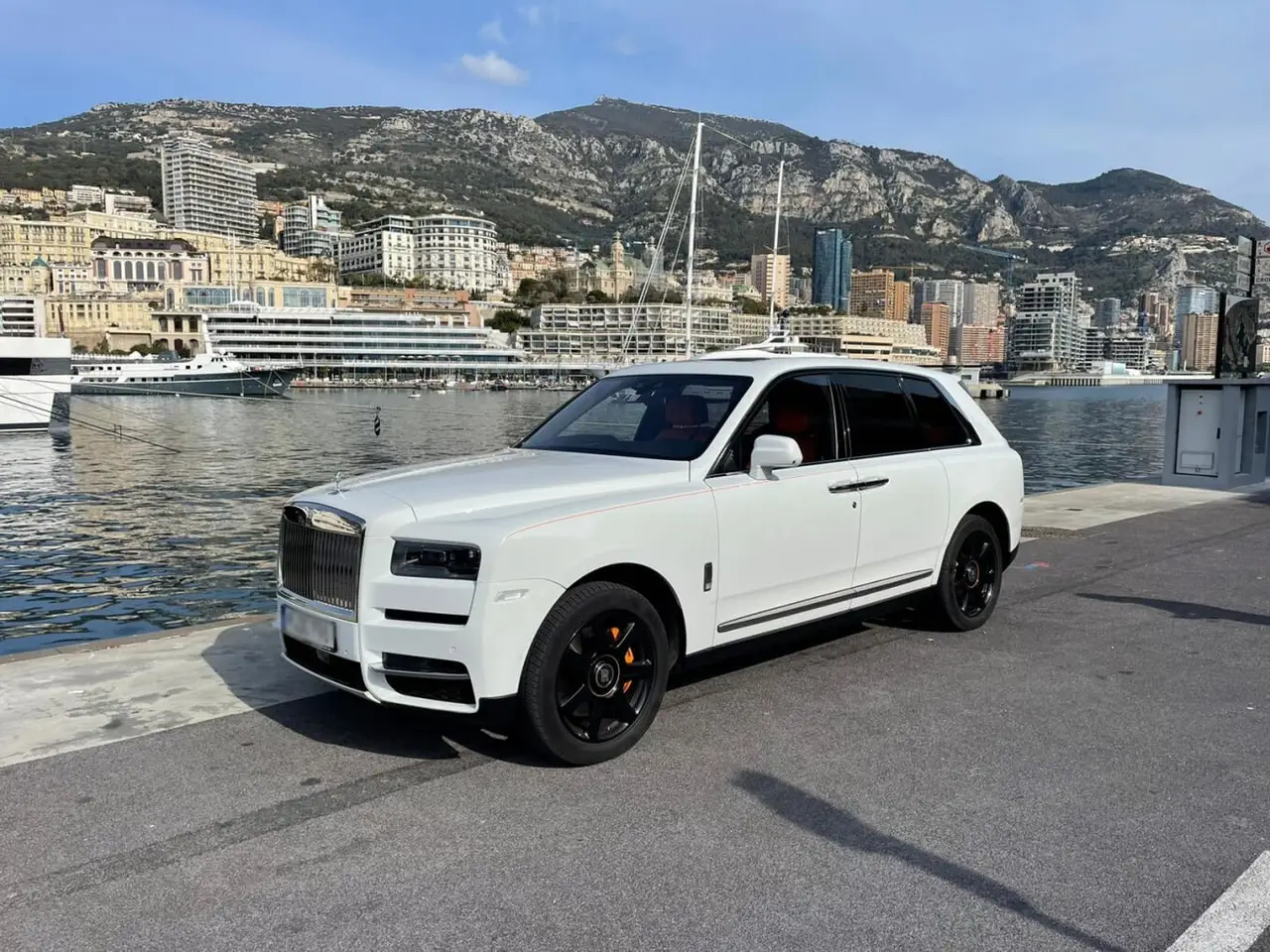 Rolls-Royce Cullinan 2022, вид сзади — Sports Car Rental Germany, Germany. Тихий комфорт для трансфера из аэропорта в отель